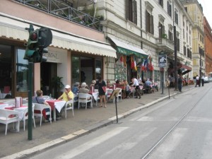Street view of Restaurants that have a view on the Colosseum